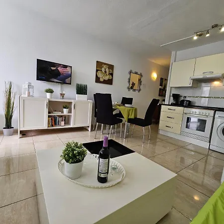 Casa Palmera 3 Only 150 Metres To The Beach, Heated Pool, Wifi, Sat-tv, Balcony 阿罗纳
